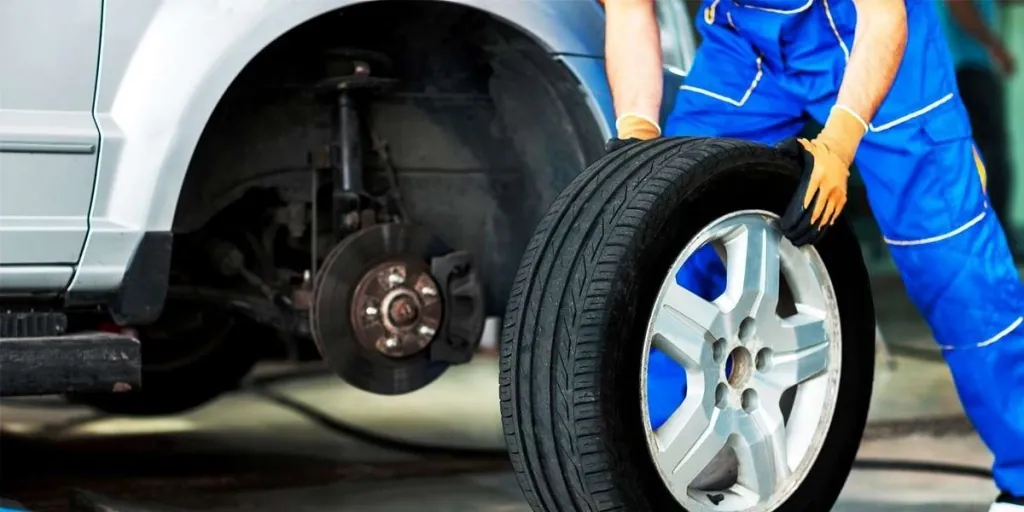 A mechanic changing a car wheel — banner from the current AUTO-GO website
